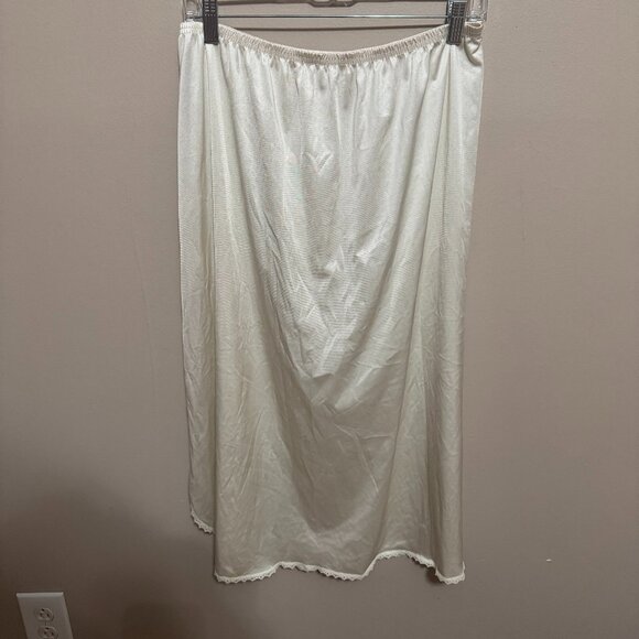 🤍 Vintage 1980s Vanity Fair White Lace Trim Full Slip with Slit – 100% Nylon - Picture 1 of 4